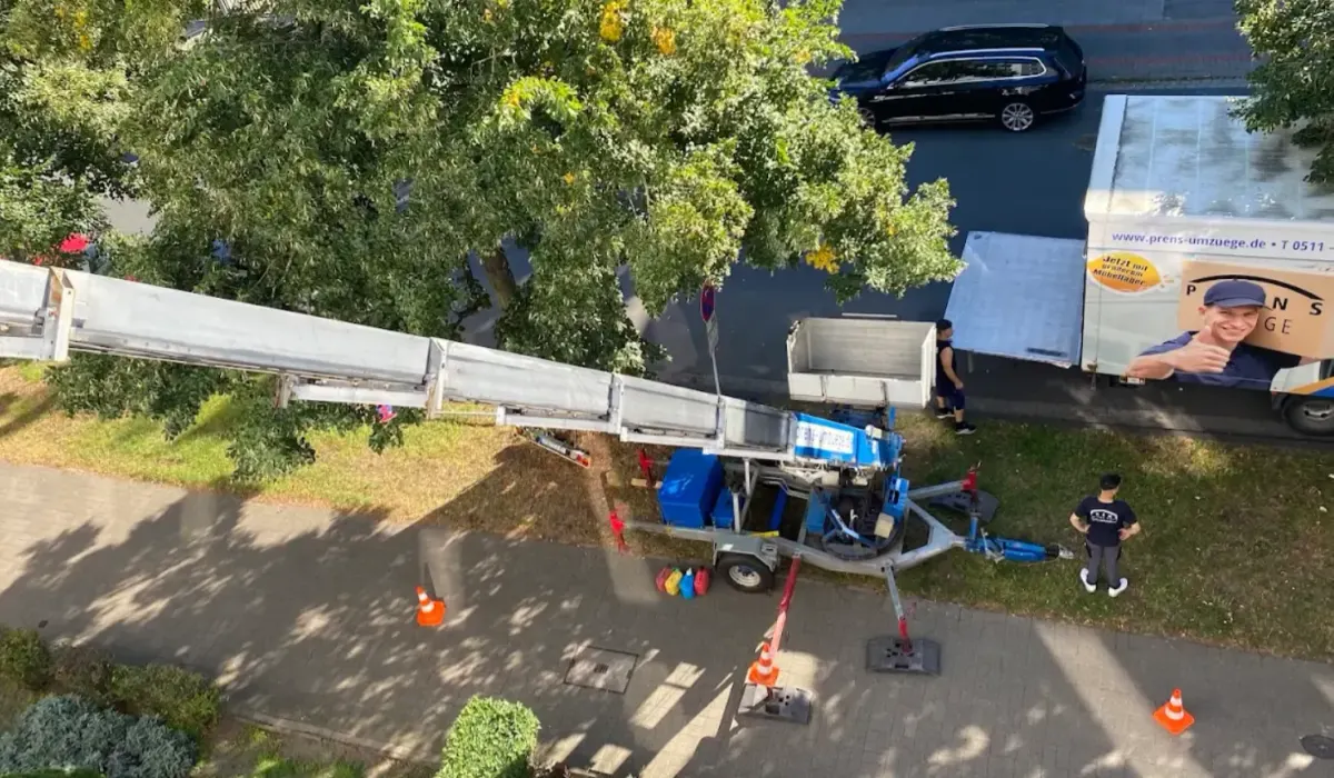 Equipment und Mitarbeiter in der Halteverbotszone Prens Umzüge
