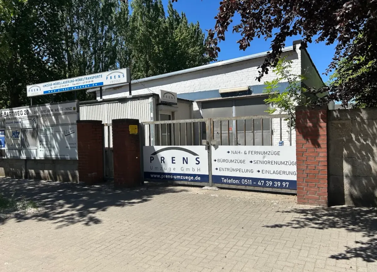 Möbelpacker der Prens Umzüge GmbH beim Beladen des Umzugswagens in Hannover