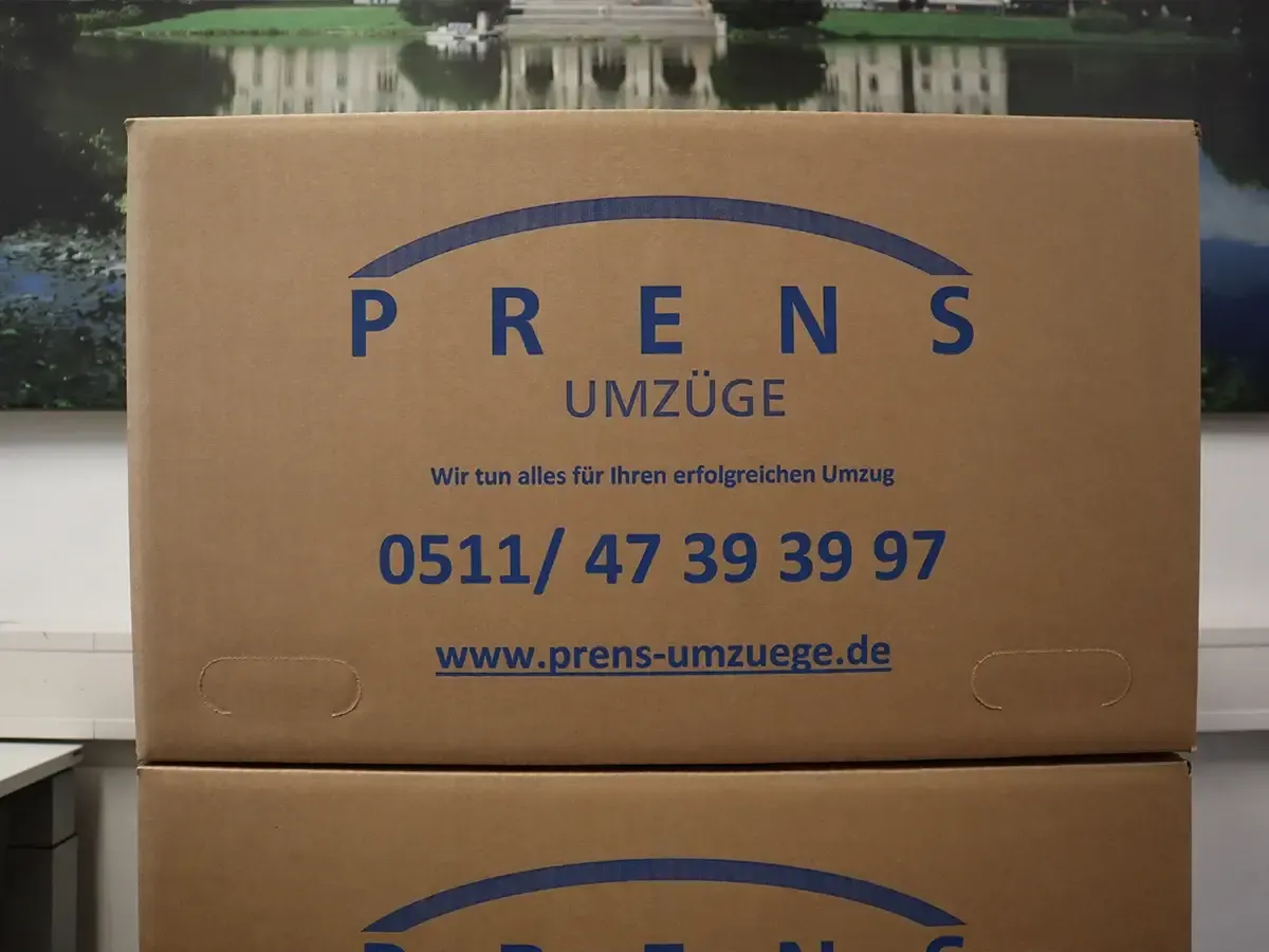 Gestapelte Umzugskartons von Prens Umzüge für einen Umzug in Hannover