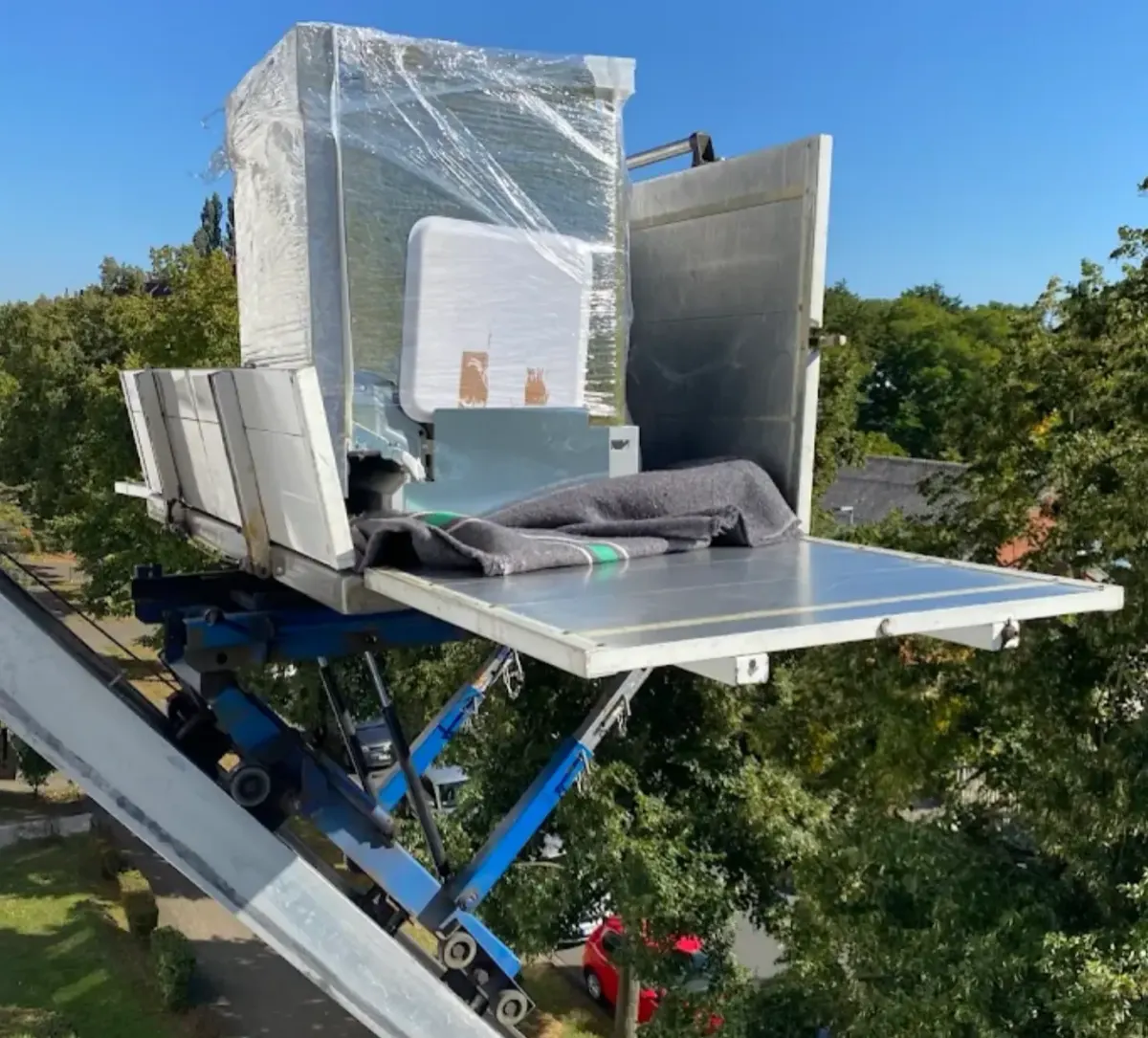 Umzugslift Hannover Plattform Kartons und Möbel - Prens Umzüge