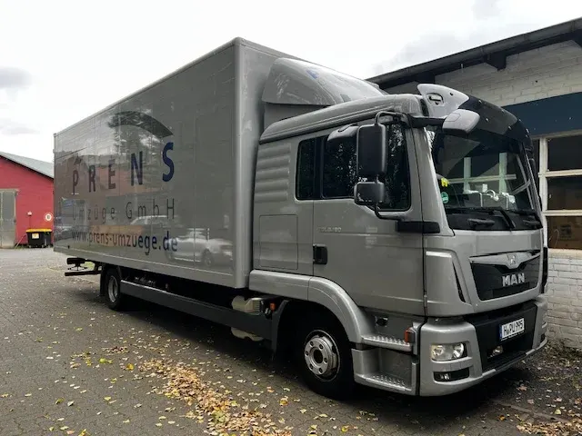 MAN 7,5-Tonner der Prens Umzüge GmbH mit Kofferaufbau vor der Halle in Hannover