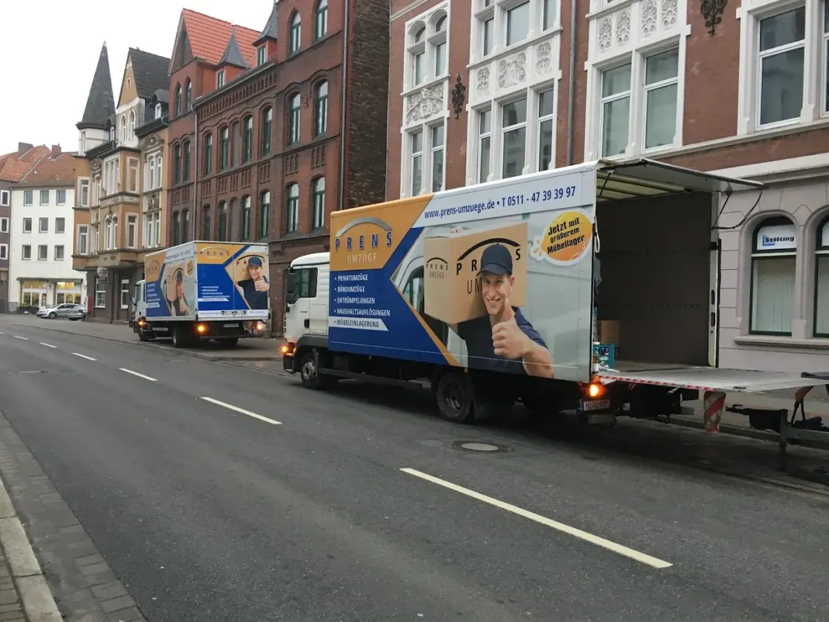 Umzugswagen von Prens Umzüge vor einem Wohnhaus in Hannover
