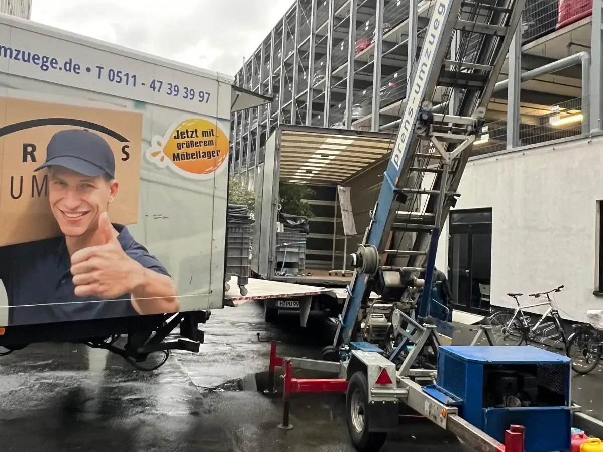 umzugshelfer beim tragen